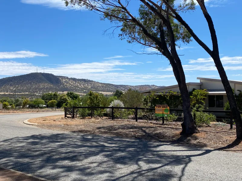 Hillside Beautiful large family country home.