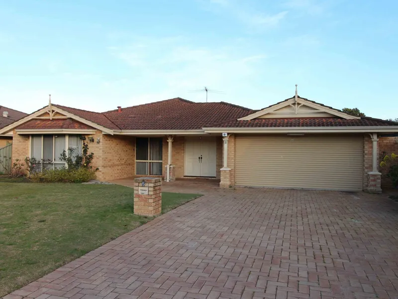 BIG & SPACIOUS 4 BEDROOMS & 2 BATHROOMS HOUSE IN WATERFORD!