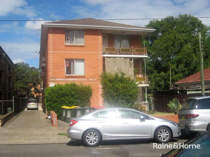 Close to Shops & Rail Station