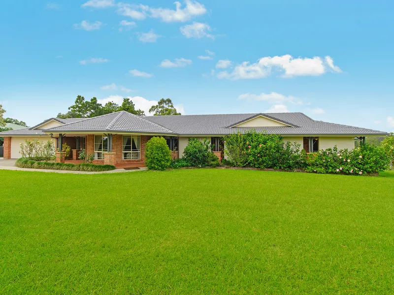Timeless Country Residence On Idyllic Acreage