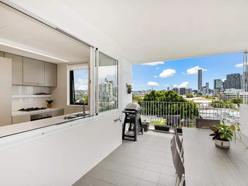Stylish three-bedroom apartment commanding city views