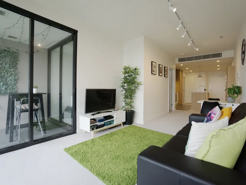 North Facing One Bedroom Residence With Stunning Natural Light & City Skyline Views