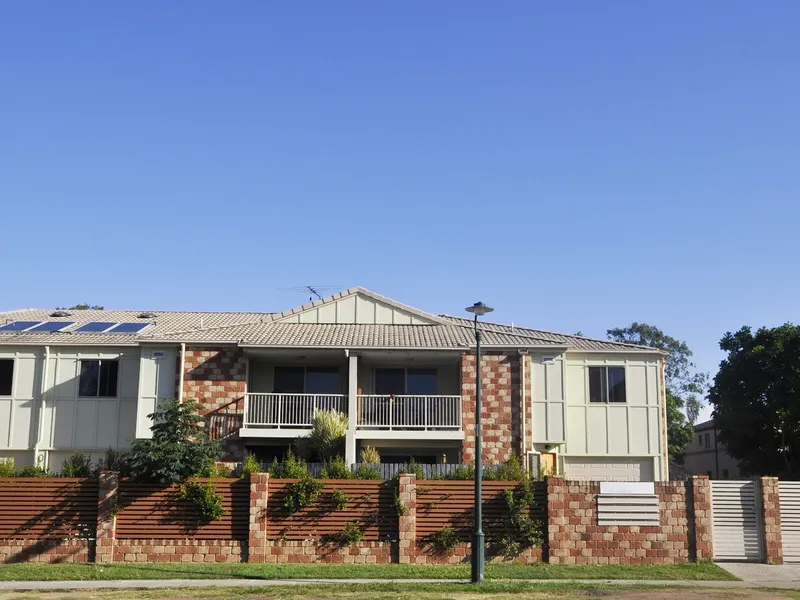 KIPPA-RING IS BOOMING! INVESTMENT TOWNHOUSE PRICED AT OFFERS OVER $259,000!