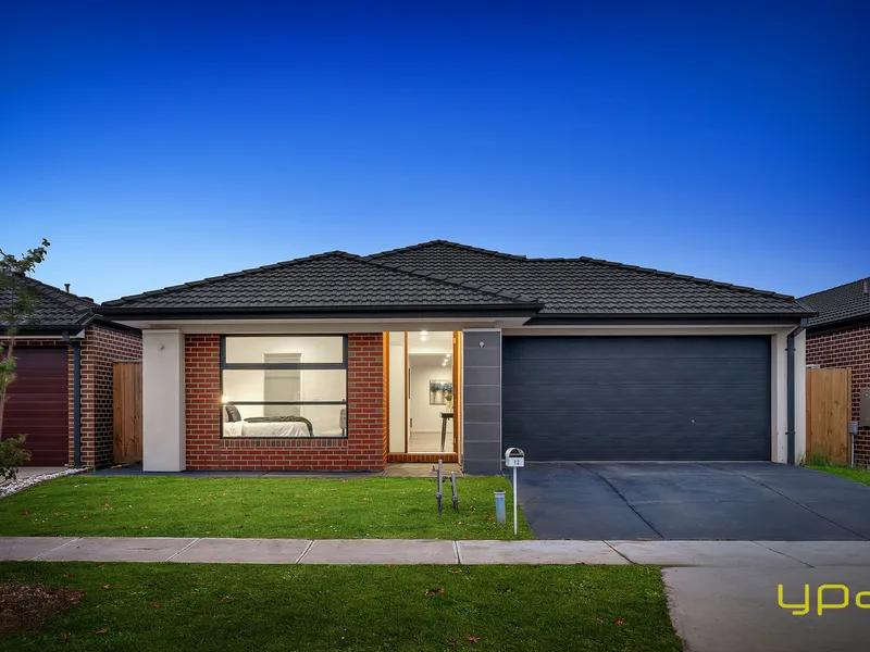 ELEGANT HENLEY MASTERPIECE OFFERING PRESTIGE FAMILY LUXURY !