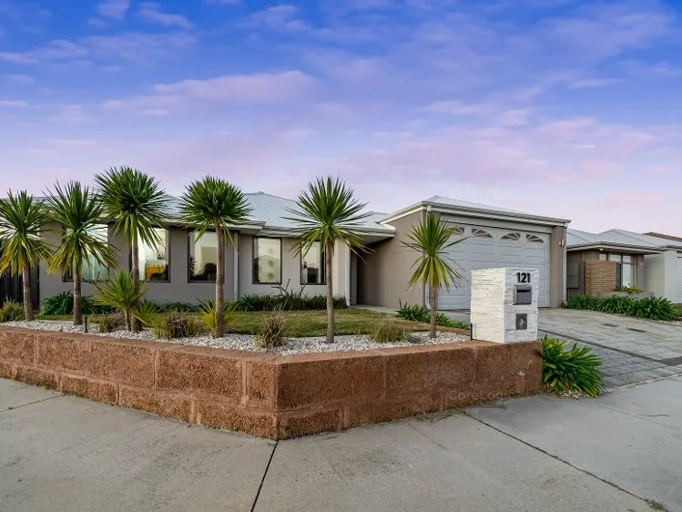 HUGE HOME ON BOOMERANG