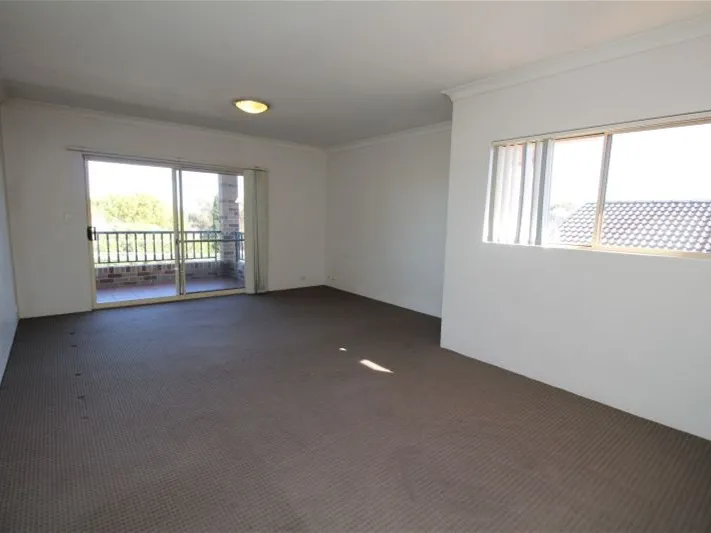 SPACIOUS 2 BEDROOM UNIT IN PERFECT LOCATION