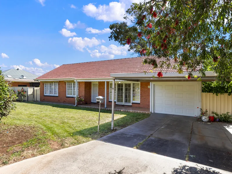 Charming Three-Bedroom Retreat with Scenic Verandahs and Modern Comforts