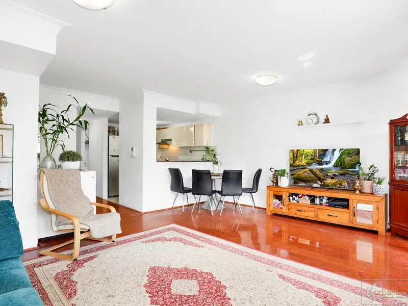 North east aspect apartment, walk to station and shops!