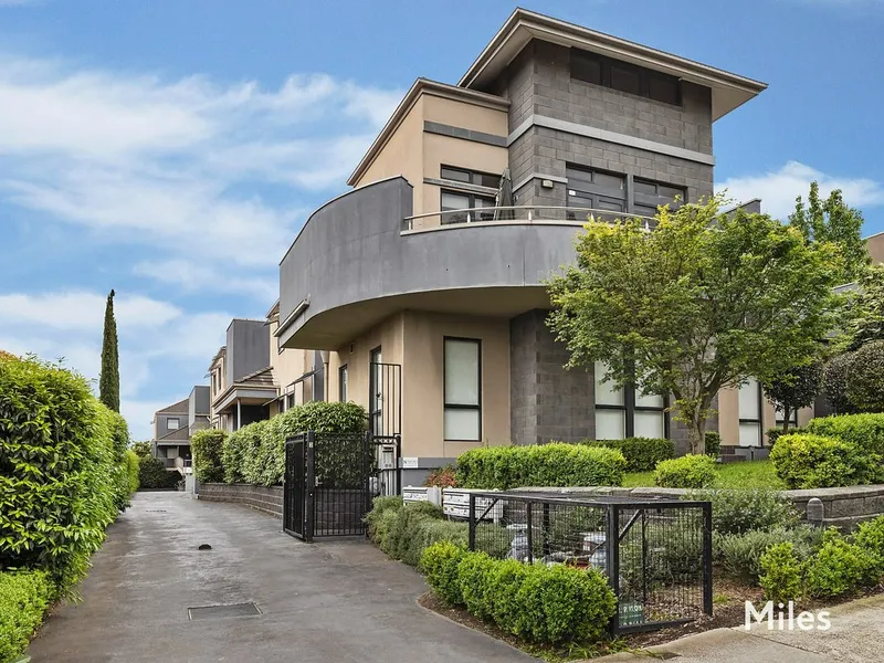 FABOULOUS LIFESTYLE IN IDEAL POSITION!