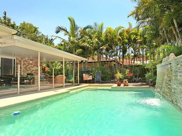 Large Entertainer with Pool and 6 carparks