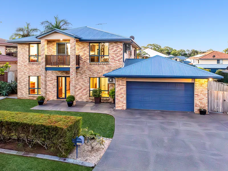 IMMACULATE HOME- SIDE ACCESS- HIGH ROOF SHED- DUAL LIVING -200 METRES TO THE BAY