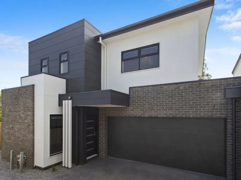 NEAR NEW TOWNHOUSE IN THE HEART OF NEWTOWN
