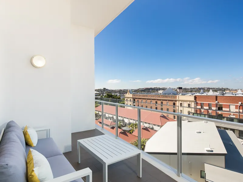 Fully furnished One Bedroom Modern Apartment On the Top Level With Balcony, Great View! Don't miss out!