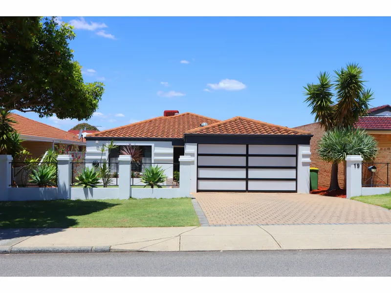 MODERN AND BRIGHT SINGLE LEVEL LIVING