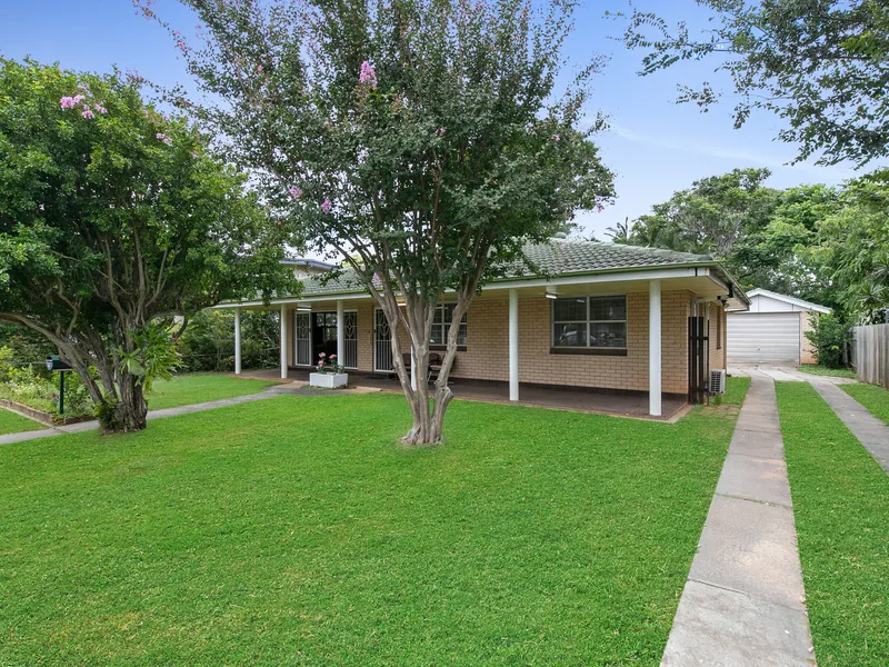 LOW SET BRICK HOME IN HIGHLY SOUGHT AFTER LOCATION!