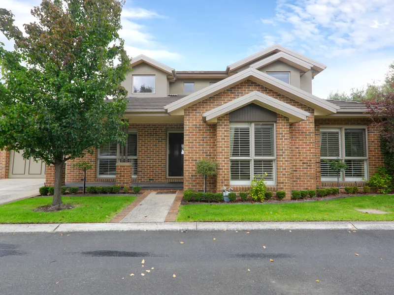 Spacious Townhouse In Central Location