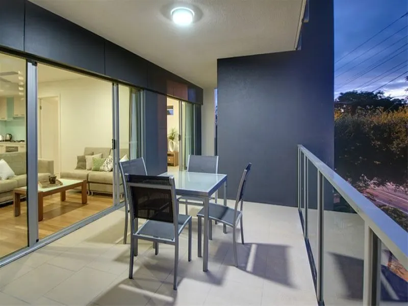 Perfect location for UQ student or employee. Well-equipped and fully furnished luxury two bed room apartment 