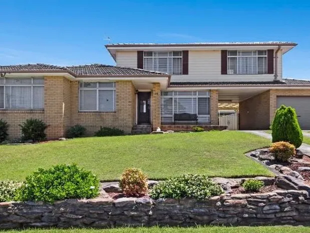 WALK TO GREYSTANES SHOPPING CENTRE