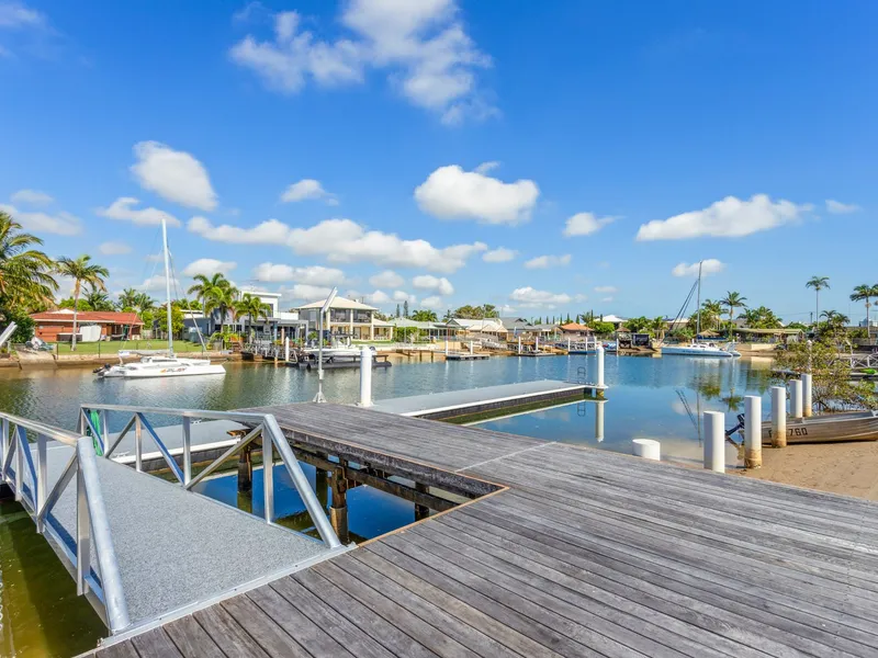 EXCLUSIVE DEEPWATER LIVING - PRIZED WATERFRONT LOCATION!