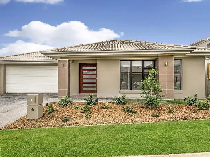 SPACIOUS 4 BEDROOM FAMILY HOME WITH OPEN KITCHEN LIVING DINING. MASTER BEDROOM WITH AIR CON. VERY GOOD SIZE BEDROOMS. ALFRESCO DINING AREA.