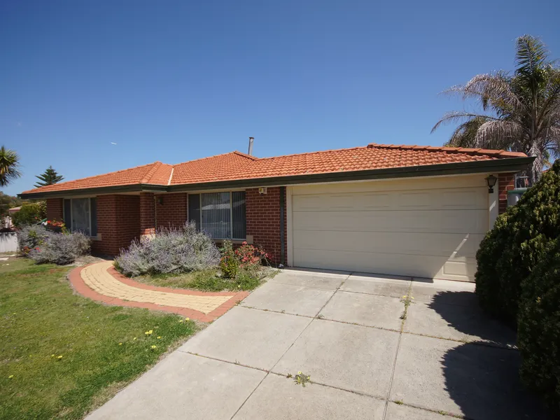 FAMILY HOME AVAILABLE IN ATWELL, CLOSE TO PUBLIC TRANSPORT, SCHOOLS AND SHOPS.