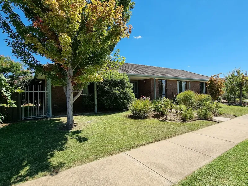 Renovated 4 BR BV with Ensuite close to schools, transport and parkland