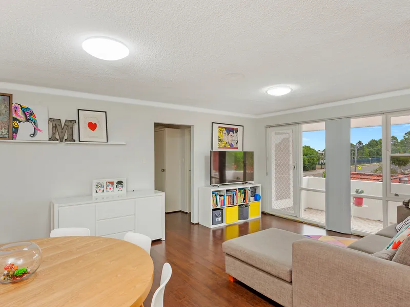 Internal laundry + air con unit ! 