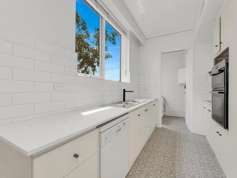 LARGE APARTMENTS LIKE THIS ARE RARE IN TOORAK