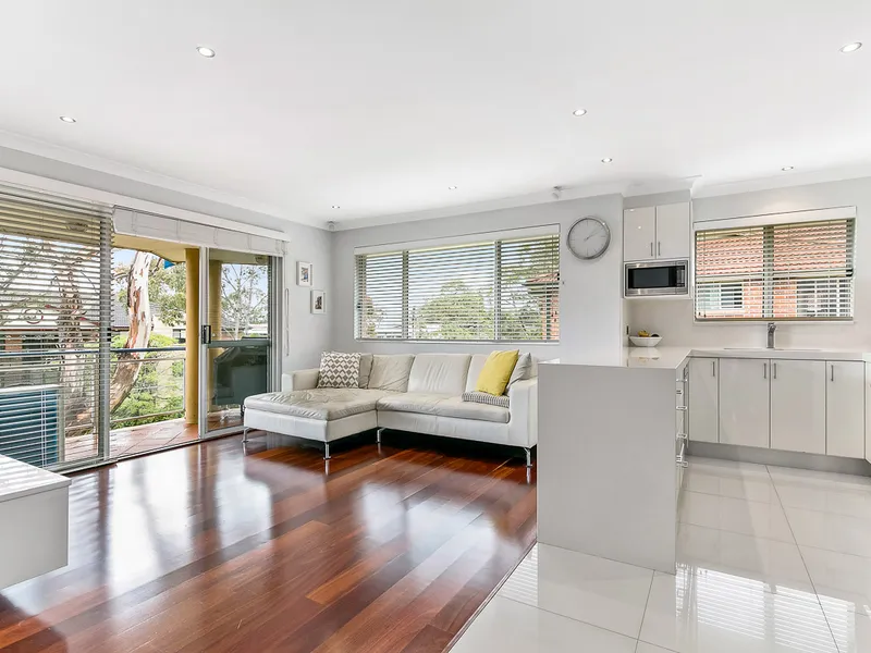 Modern & Convenient Top Floor Apartment 