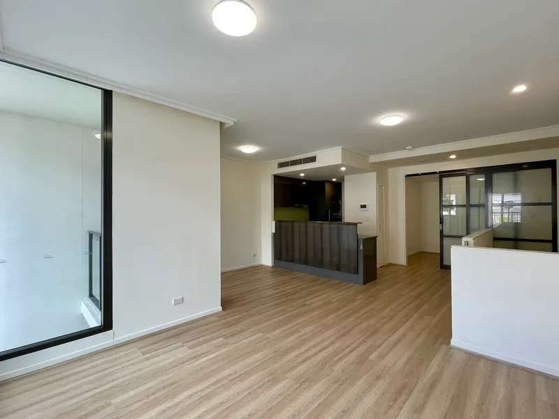 NEWLY RENOVATED THREE BEDROOM APARTMENT  - PERFECT FAMILY HOME/OFFICE