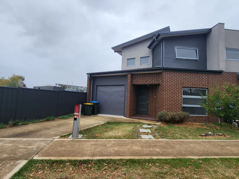 BEAUTIFUL 3 BEDROOM FAMILY HOME IN THE HEART OF HOPPERS CROSSING!