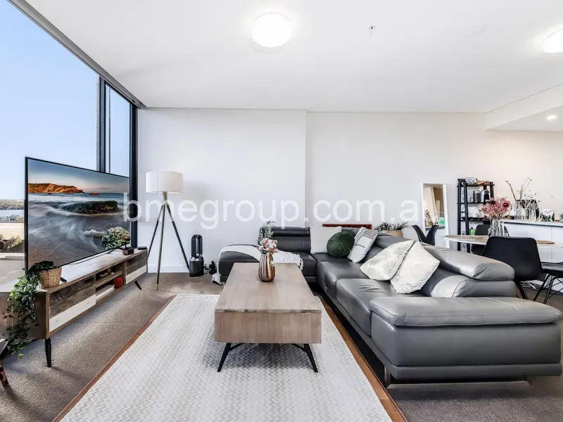 Spacious Tranquil 1-Bedroom 1-Bathroom 1-Car Space Apartment