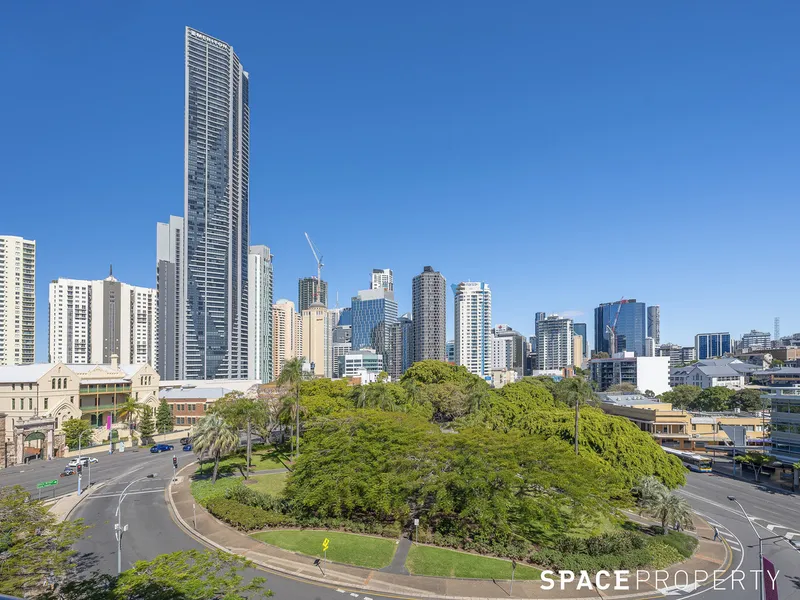 Prized Fortitude Valley Apartment with Stunning Views
