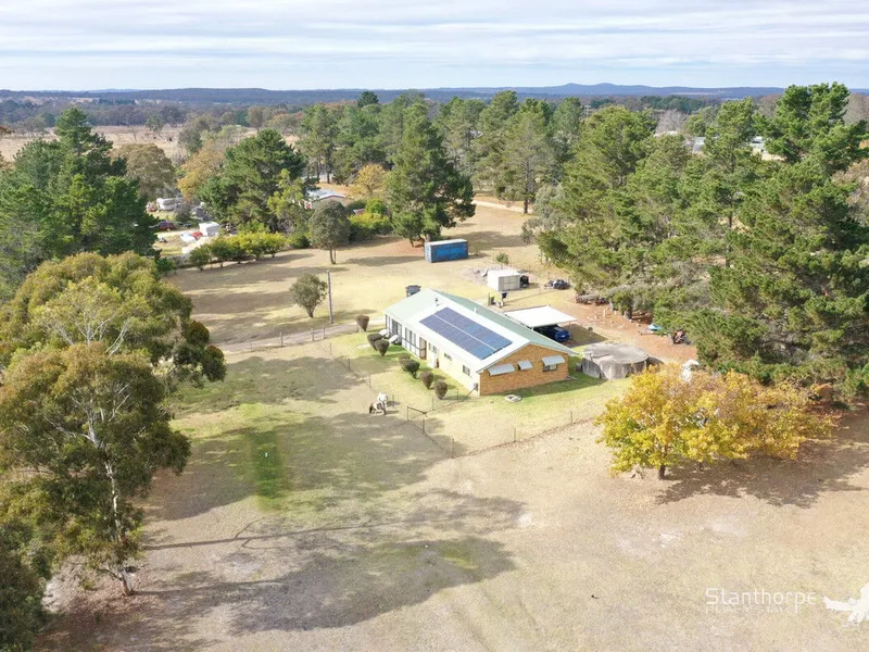 THE SUMMIT - 2 ACRES WITH IMMACULATE 3 DOUBLE BEDROOM RESIDENCE WITH 2 LIVING AREAS + SUNROOM