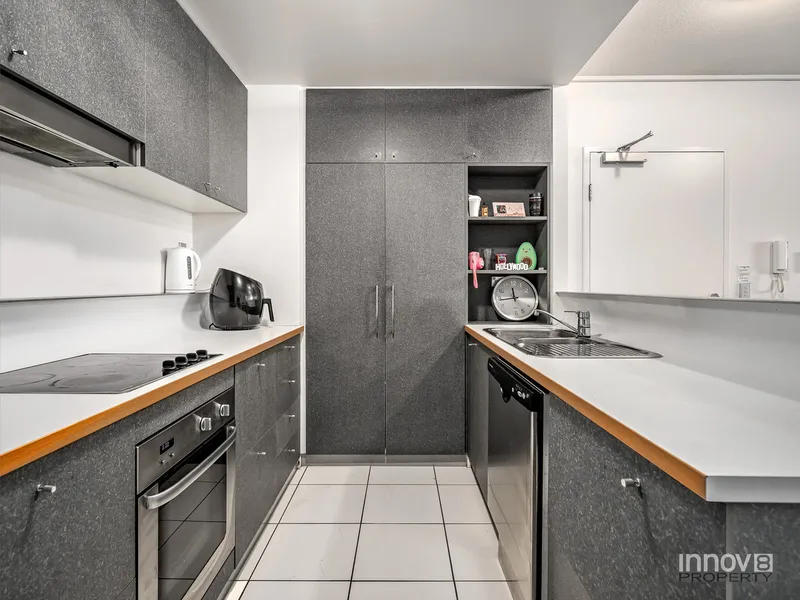 Fabulous ‘1 Bedroom Plus Separate Study’ With Resort-Style Facilities!
