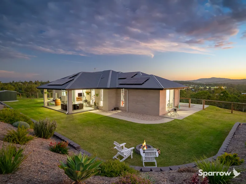 STUNNING FAMILY LIVING ON 5,207 SQM WITH BREATHTAKING HINTERLAND VIEWS