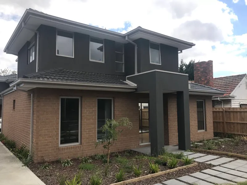 LIGHT, BRIGHT & SPACIOUS NEARLY BRAND NEW TOWNHOUSE!