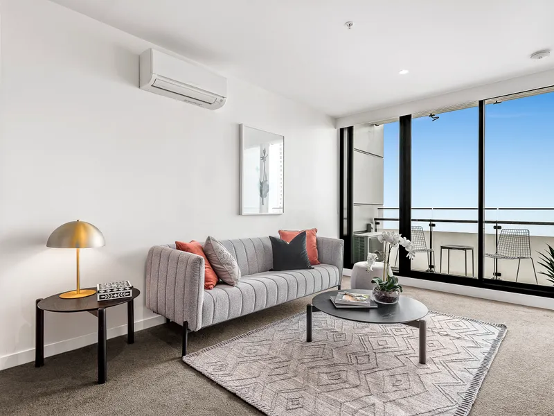 Views Directly Across Albert Park Lake & Port Phillip Bay