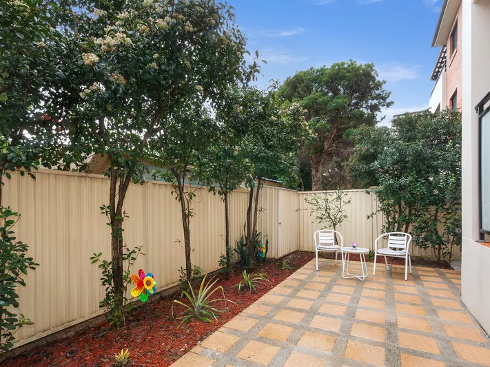 MODERN 2 BEDROOM UNIT WITH HUGE COURTYARD - OPEN TO VIEW SATURDAY 12-12.30PM