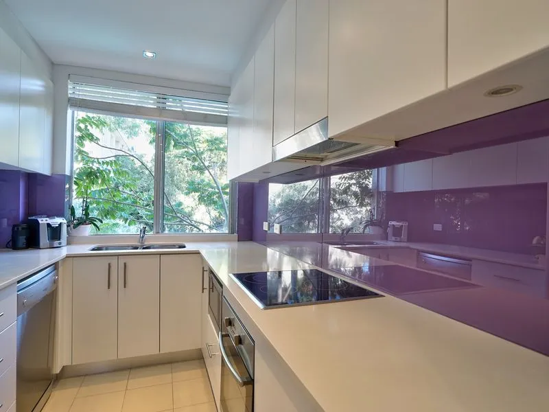 Wonderfully Bright, Renovated 2-bedder with Pool