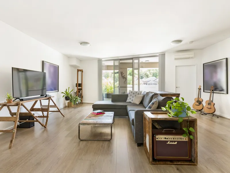 Oversized Modern Apartment with Double Lock-Up Garage