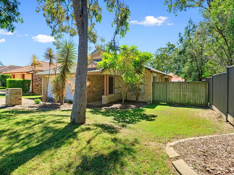 GORGEOUS FAMILY HOME SURROUNDED BY PARKLANDS!