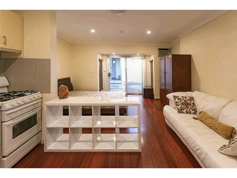 Short stroll to shops & rail for both Roseville & Chatswood