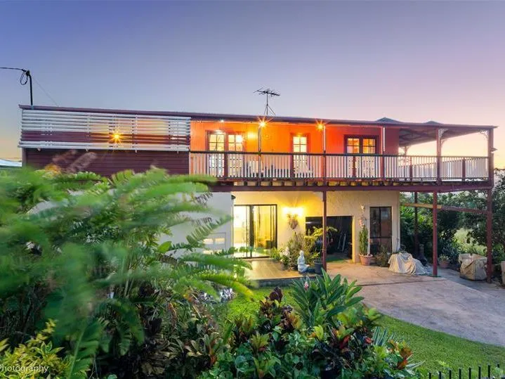 AUSTRALIAN HOME WITH CORAL SEA AND RIVER VIEWS