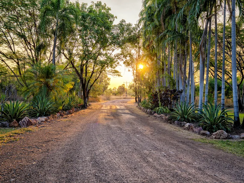 PRIVACY & ACREAGE, RURAL LIVING ON 3HA, ONLY 9 MINUTES FROM TOWN CENTRE