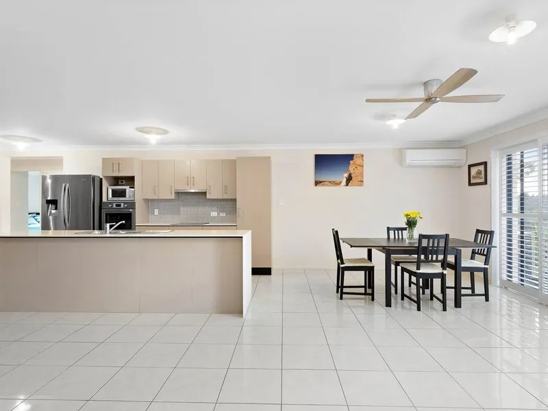 LARGE OPEN PLAN LOWSET PERCHED ON AN ELEVATED POSITION IN CORNUBIA!