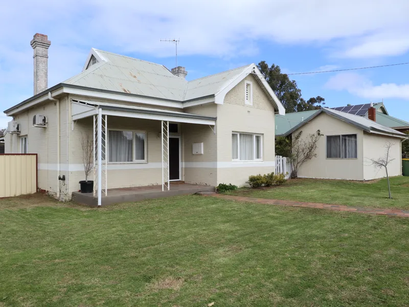 BEAUTIFUL HOME FROM YESTERYEAR!