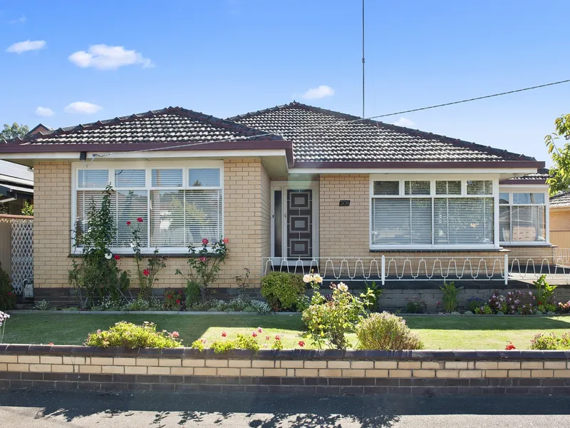 House and Land – Two Titles – Approx 1867m2 – Two Street Frontages.