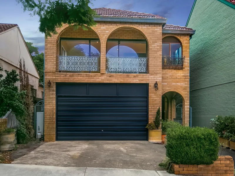 RARE FAMILY HOME OF THIS SCALE OR DUAL OCCUPANCY OPPORTUNITY