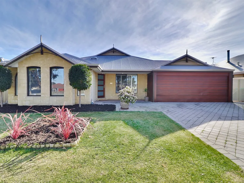 IMMACULATE FAMILY LIVING WITH AN ENTERTAINER'S DREAM BACKYARD